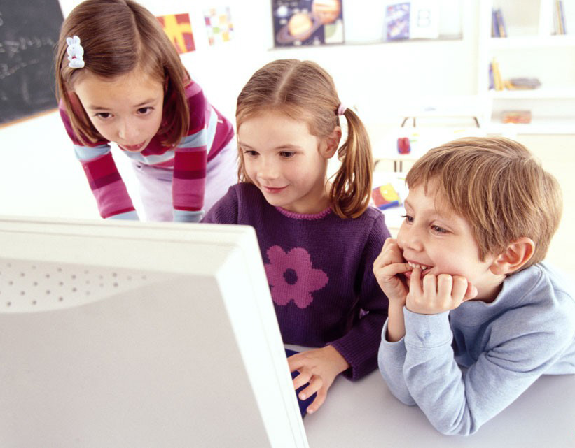 每逢寒暑假，不少家長無暇教導(dǎo)孩子如何做好用眼衛(wèi)生