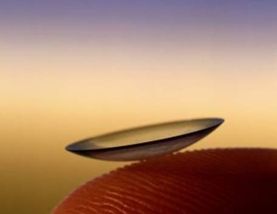 長時(shí)間佩戴隱形眼鏡美了容貌會(huì)害瞎眼睛