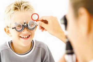 老是看網(wǎng)上說醫(yī)學驗光更科學，眼鏡店不行嗎？