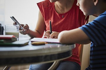 十個(gè)老師八個(gè)要求手機(jī)上做作業(yè)，對(duì)孩子眼睛好嗎？