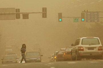 入春北方多揚(yáng)塵,走路適當(dāng)“低頭哈腰”不吃虧