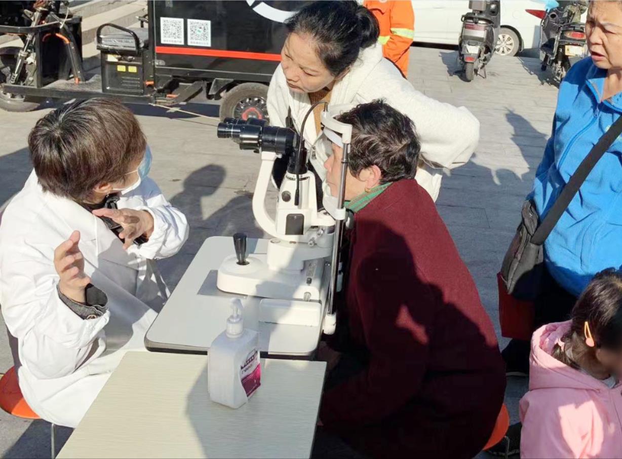 攜手為重陽，“義診獻(xiàn)愛心，義演暖人心”普瑞走進(jìn)敬老院