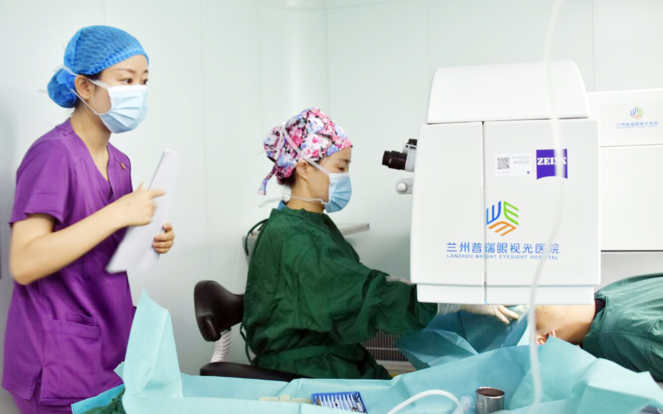 蘭州寒假摘鏡總動員，雙眼近視眼手術(shù)30秒后看清